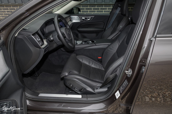 Volvo V60 2.0 T8 Plug-in hybrid AWD Ultimate Dark | Bowers&Wilkins | Panorama dak | Zwenkbare trekhaak | Stoelverkoeling+massage |