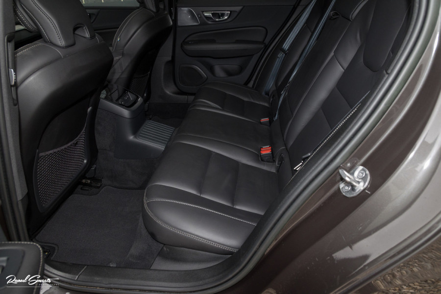 Volvo V60 2.0 T8 Plug-in hybrid AWD Ultimate Dark | Bowers&Wilkins | Panorama dak | Zwenkbare trekhaak | Stoelverkoeling+massage |