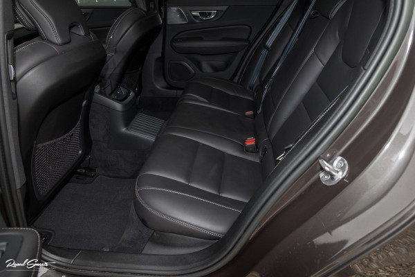 Volvo V60 2.0 T8 Plug-in hybrid AWD Ultimate Dark | Bowers&Wilkins | Panorama dak | Zwenkbare trekhaak | Stoelverkoeling+massage |