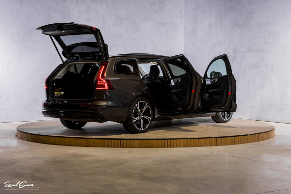 Volvo V60 2.0 T8 Plug-in hybrid AWD Ultimate Dark | Bowers&Wilkins | Panorama dak | Zwenkbare trekhaak | Stoelverkoeling+massage |