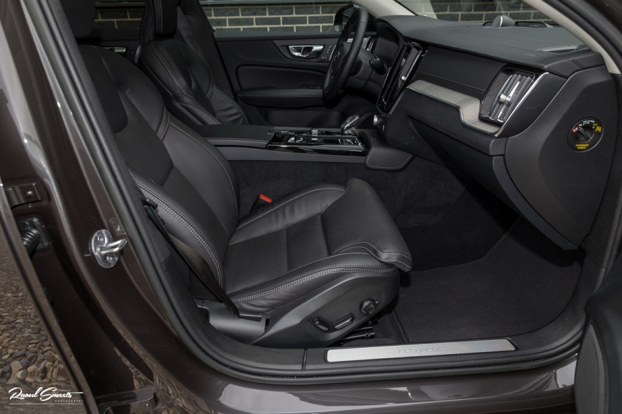 Volvo V60 2.0 T8 Plug-in hybrid AWD Ultimate Dark | Bowers&Wilkins | Panorama dak | Zwenkbare trekhaak | Stoelverkoeling+massage |