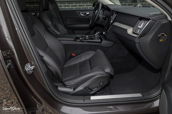 Volvo V60 2.0 T8 Plug-in hybrid AWD Ultimate Dark | Bowers&Wilkins | Panorama dak | Zwenkbare trekhaak | Stoelverkoeling+massage |