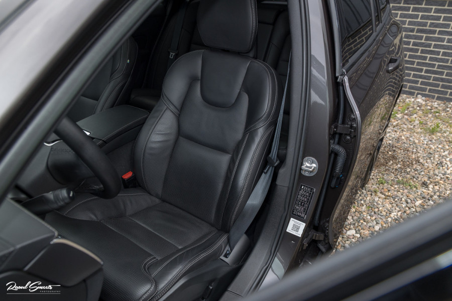 Volvo V60 2.0 T8 Plug-in hybrid AWD Ultimate Dark | Bowers&Wilkins | Panorama dak | Zwenkbare trekhaak | Stoelverkoeling+massage |