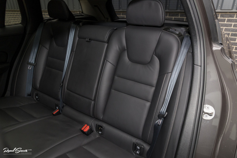 Volvo V60 2.0 T8 Plug-in hybrid AWD Ultimate Dark | Bowers&Wilkins | Panorama dak | Zwenkbare trekhaak | Stoelverkoeling+massage |