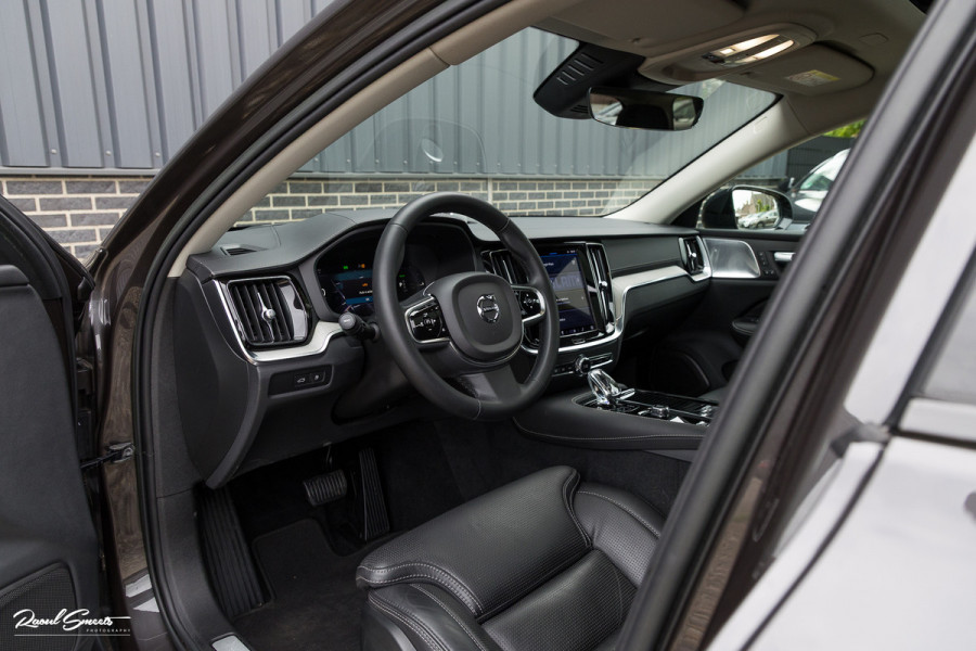 Volvo V60 2.0 T8 Plug-in hybrid AWD Ultimate Dark | Bowers&Wilkins | Panorama dak | Zwenkbare trekhaak | Stoelverkoeling+massage |