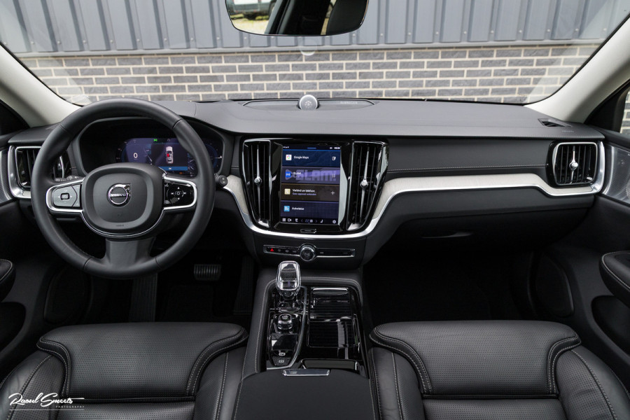 Volvo V60 2.0 T8 Plug-in hybrid AWD Ultimate Dark | Bowers&Wilkins | Panorama dak | Zwenkbare trekhaak | Stoelverkoeling+massage |