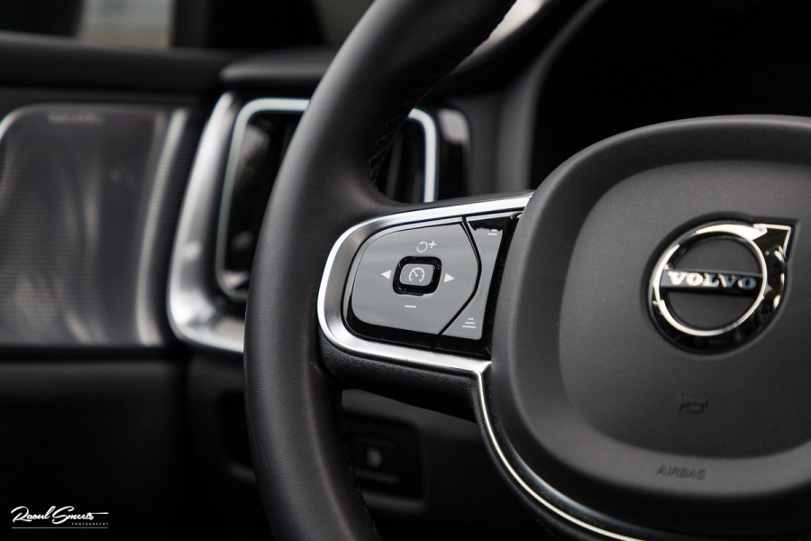 Volvo V60 2.0 T8 Plug-in hybrid AWD Ultimate Dark | Bowers&Wilkins | Panorama dak | Zwenkbare trekhaak | Stoelverkoeling+massage |