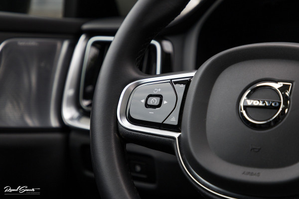 Volvo V60 2.0 T8 Plug-in hybrid AWD Ultimate Dark | Bowers&Wilkins | Panorama dak | Zwenkbare trekhaak | Stoelverkoeling+massage |