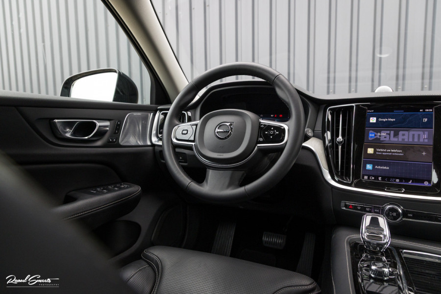 Volvo V60 2.0 T8 Plug-in hybrid AWD Ultimate Dark | Bowers&Wilkins | Panorama dak | Zwenkbare trekhaak | Stoelverkoeling+massage |