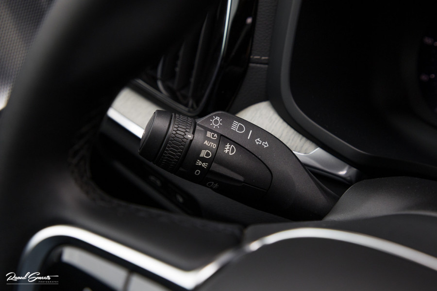 Volvo V60 2.0 T8 Plug-in hybrid AWD Ultimate Dark | Bowers&Wilkins | Panorama dak | Zwenkbare trekhaak | Stoelverkoeling+massage |