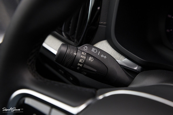 Volvo V60 2.0 T8 Plug-in hybrid AWD Ultimate Dark | Bowers&Wilkins | Panorama dak | Zwenkbare trekhaak | Stoelverkoeling+massage |