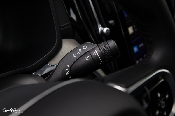 Volvo V60 2.0 T8 Plug-in hybrid AWD Ultimate Dark | Bowers&Wilkins | Panorama dak | Zwenkbare trekhaak | Stoelverkoeling+massage |