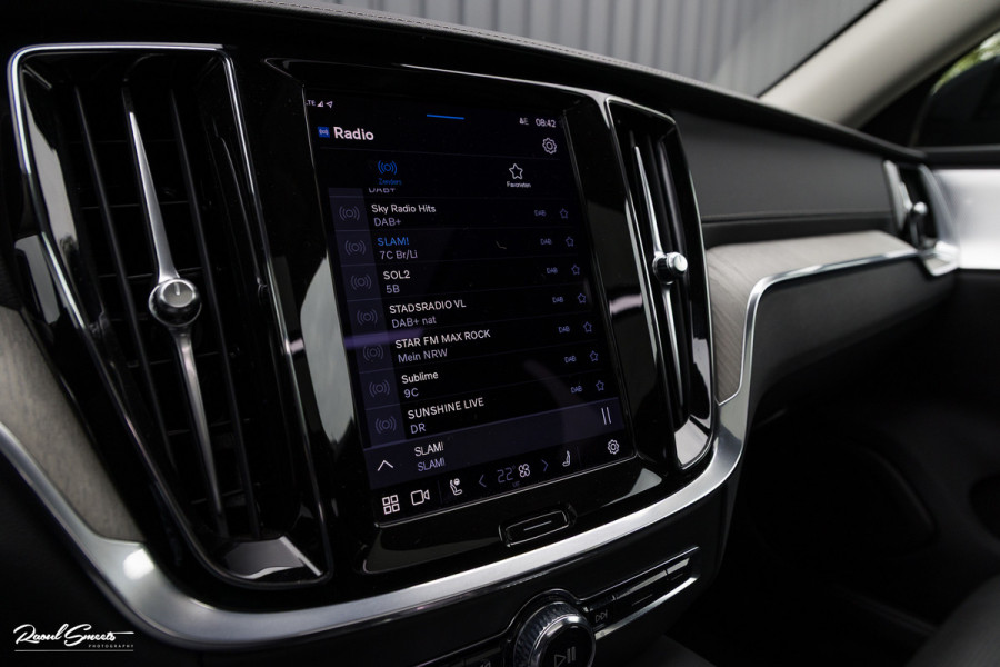 Volvo V60 2.0 T8 Plug-in hybrid AWD Ultimate Dark | Bowers&Wilkins | Panorama dak | Zwenkbare trekhaak | Stoelverkoeling+massage |