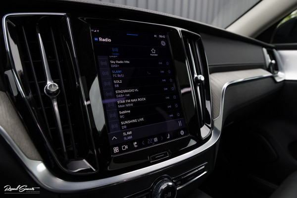 Volvo V60 2.0 T8 Plug-in hybrid AWD Ultimate Dark | Bowers&Wilkins | Panorama dak | Zwenkbare trekhaak | Stoelverkoeling+massage |