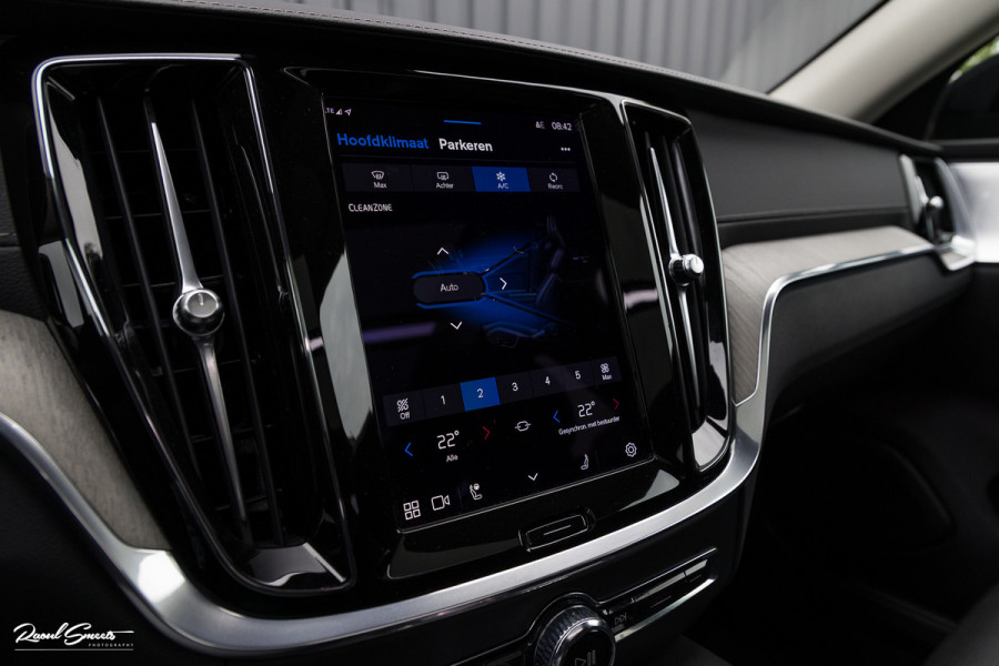 Volvo V60 2.0 T8 Plug-in hybrid AWD Ultimate Dark | Bowers&Wilkins | Panorama dak | Zwenkbare trekhaak | Stoelverkoeling+massage |