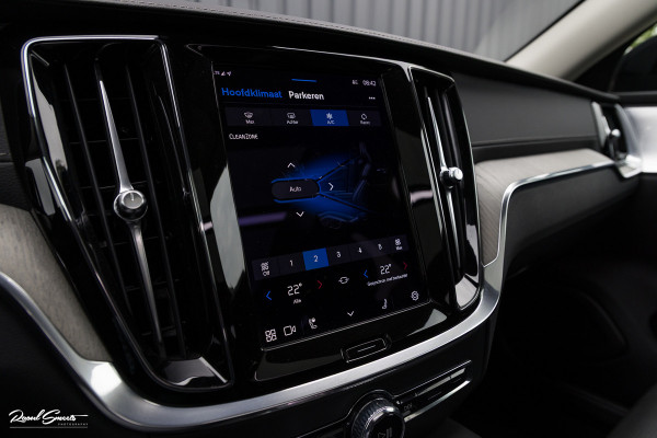 Volvo V60 2.0 T8 Plug-in hybrid AWD Ultimate Dark | Bowers&Wilkins | Panorama dak | Zwenkbare trekhaak | Stoelverkoeling+massage |