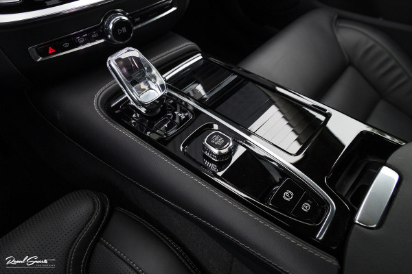 Volvo V60 2.0 T8 Plug-in hybrid AWD Ultimate Dark | Bowers&Wilkins | Panorama dak | Zwenkbare trekhaak | Stoelverkoeling+massage |