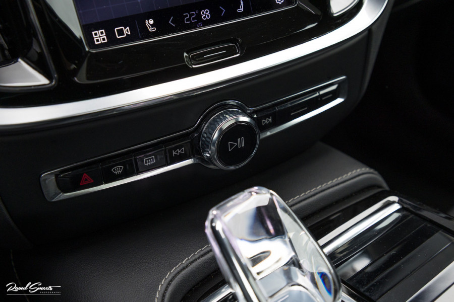 Volvo V60 2.0 T8 Plug-in hybrid AWD Ultimate Dark | Bowers&Wilkins | Panorama dak | Zwenkbare trekhaak | Stoelverkoeling+massage |