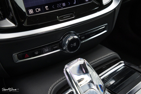 Volvo V60 2.0 T8 Plug-in hybrid AWD Ultimate Dark | Bowers&Wilkins | Panorama dak | Zwenkbare trekhaak | Stoelverkoeling+massage |