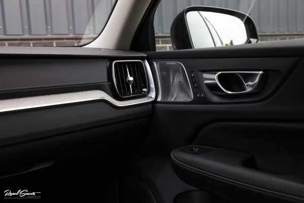 Volvo V60 2.0 T8 Plug-in hybrid AWD Ultimate Dark | Bowers&Wilkins | Panorama dak | Zwenkbare trekhaak | Stoelverkoeling+massage |