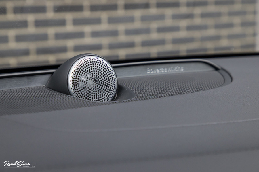 Volvo V60 2.0 T8 Plug-in hybrid AWD Ultimate Dark | Bowers&Wilkins | Panorama dak | Zwenkbare trekhaak | Stoelverkoeling+massage |
