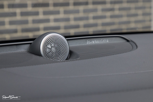 Volvo V60 2.0 T8 Plug-in hybrid AWD Ultimate Dark | Bowers&Wilkins | Panorama dak | Zwenkbare trekhaak | Stoelverkoeling+massage |