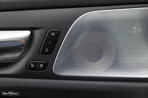Volvo V60 2.0 T8 Plug-in hybrid AWD Ultimate Dark | Bowers&Wilkins | Panorama dak | Zwenkbare trekhaak | Stoelverkoeling+massage |