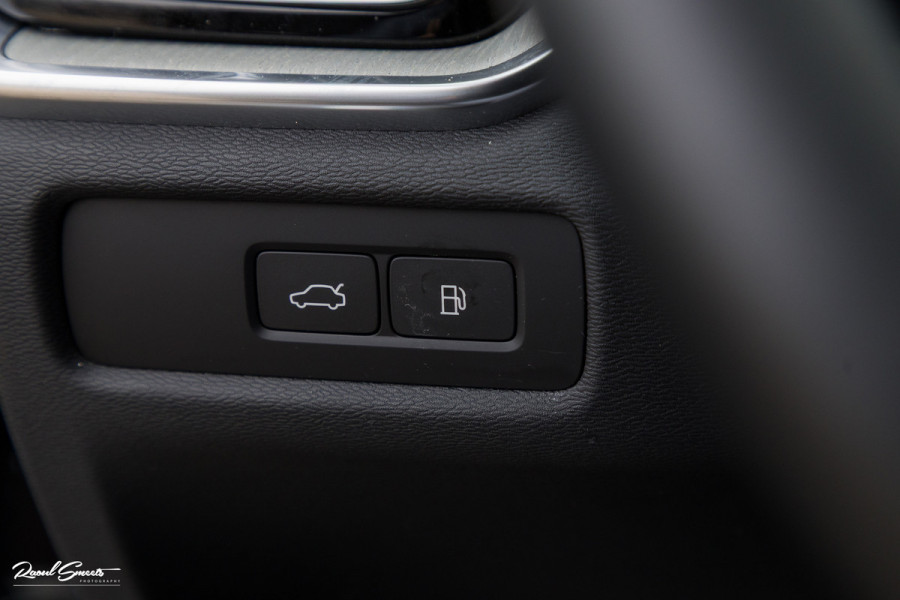 Volvo V60 2.0 T8 Plug-in hybrid AWD Ultimate Dark | Bowers&Wilkins | Panorama dak | Zwenkbare trekhaak | Stoelverkoeling+massage |