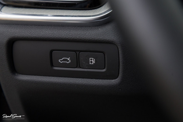 Volvo V60 2.0 T8 Plug-in hybrid AWD Ultimate Dark | Bowers&Wilkins | Panorama dak | Zwenkbare trekhaak | Stoelverkoeling+massage |