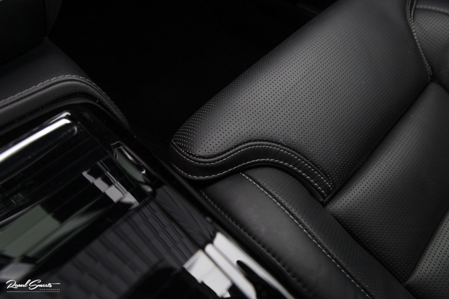 Volvo V60 2.0 T8 Plug-in hybrid AWD Ultimate Dark | Bowers&Wilkins | Panorama dak | Zwenkbare trekhaak | Stoelverkoeling+massage |