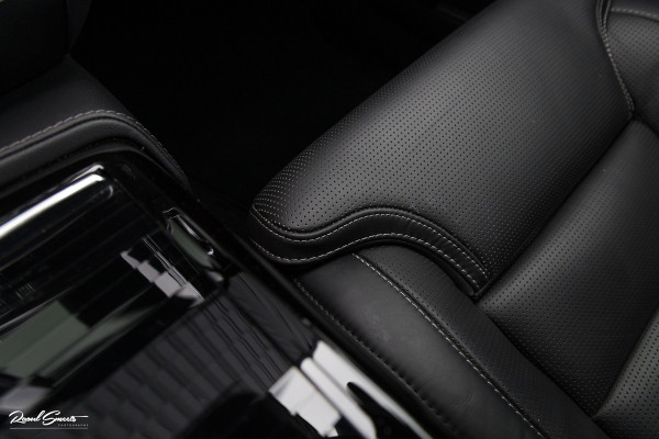 Volvo V60 2.0 T8 Plug-in hybrid AWD Ultimate Dark | Bowers&Wilkins | Panorama dak | Zwenkbare trekhaak | Stoelverkoeling+massage |
