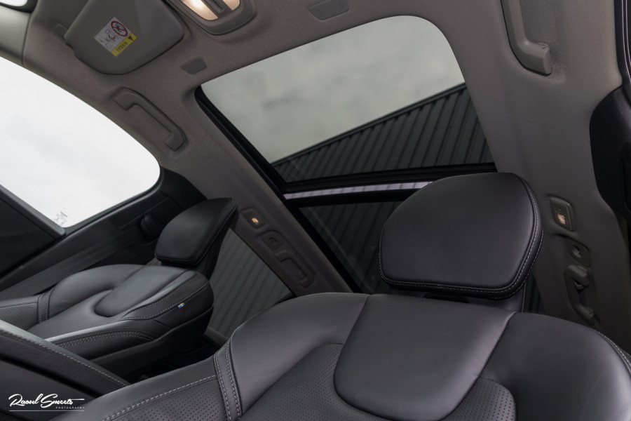 Volvo V60 2.0 T8 Plug-in hybrid AWD Ultimate Dark | Bowers&Wilkins | Panorama dak | Zwenkbare trekhaak | Stoelverkoeling+massage |