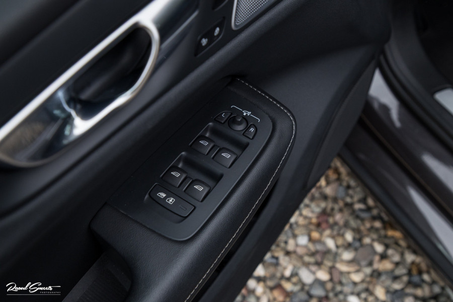 Volvo V60 2.0 T8 Plug-in hybrid AWD Ultimate Dark | Bowers&Wilkins | Panorama dak | Zwenkbare trekhaak | Stoelverkoeling+massage |
