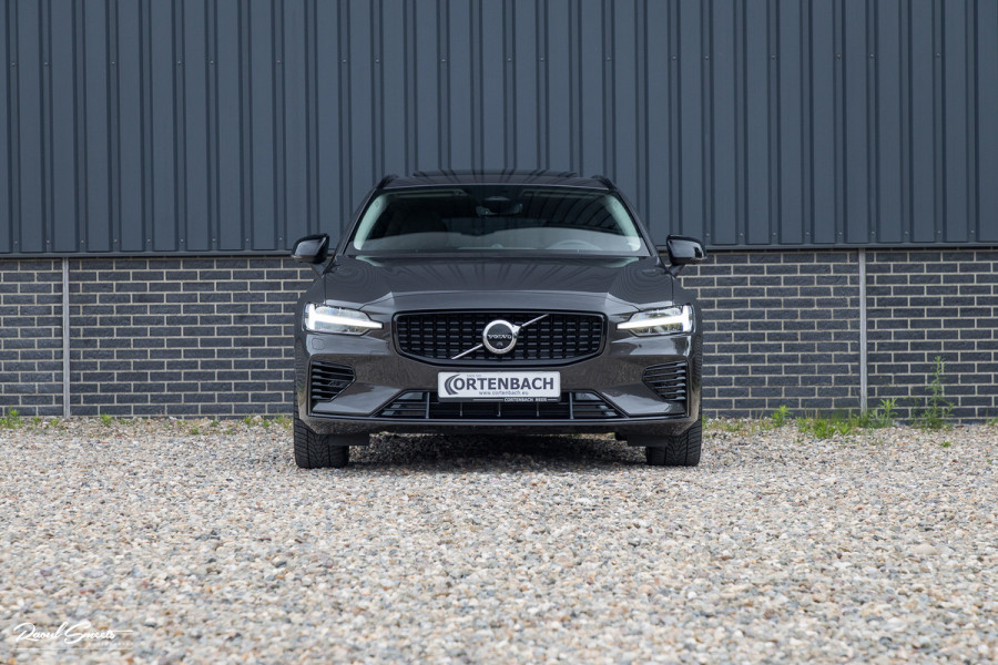 Volvo V60 2.0 T8 Plug-in hybrid AWD Ultimate Dark | Bowers&Wilkins | Panorama dak | Zwenkbare trekhaak | Stoelverkoeling+massage |