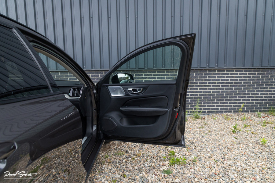 Volvo V60 2.0 T8 Plug-in hybrid AWD Ultimate Dark | Bowers&Wilkins | Panorama dak | Zwenkbare trekhaak | Stoelverkoeling+massage |