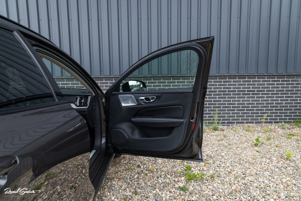 Volvo V60 2.0 T8 Plug-in hybrid AWD Ultimate Dark | Bowers&Wilkins | Panorama dak | Zwenkbare trekhaak | Stoelverkoeling+massage |