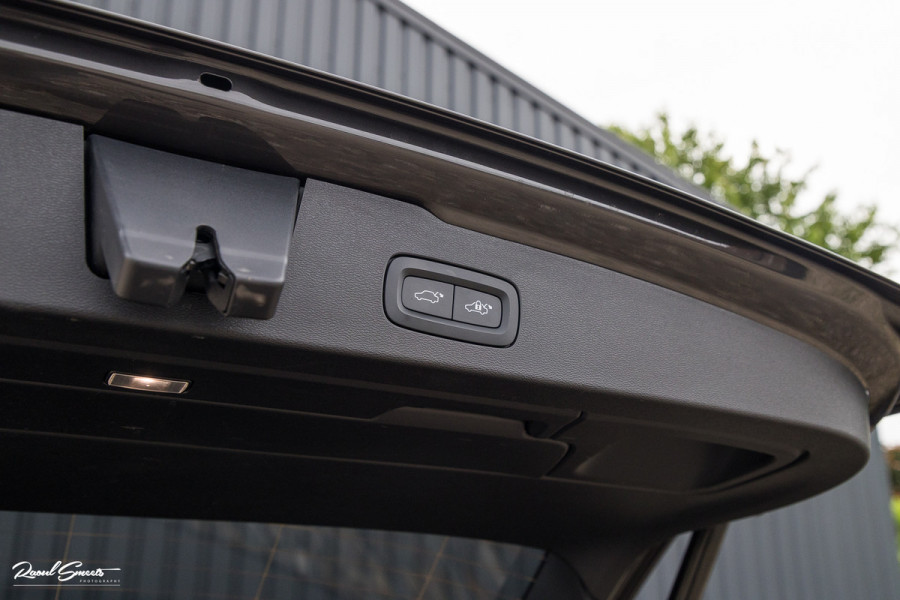 Volvo V60 2.0 T8 Plug-in hybrid AWD Ultimate Dark | Bowers&Wilkins | Panorama dak | Zwenkbare trekhaak | Stoelverkoeling+massage |
