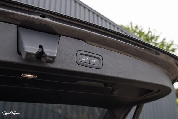Volvo V60 2.0 T8 Plug-in hybrid AWD Ultimate Dark | Bowers&Wilkins | Panorama dak | Zwenkbare trekhaak | Stoelverkoeling+massage |