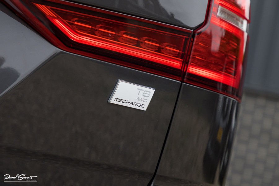 Volvo V60 2.0 T8 Plug-in hybrid AWD Ultimate Dark | Bowers&Wilkins | Panorama dak | Zwenkbare trekhaak | Stoelverkoeling+massage |