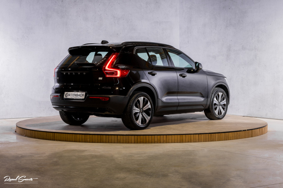 Volvo XC40 Recharge Ultimate 70 kWh | Zwenkbare trekhaak | Panorama dak | Memory | Adaptieve cruise | Blis | Memory |