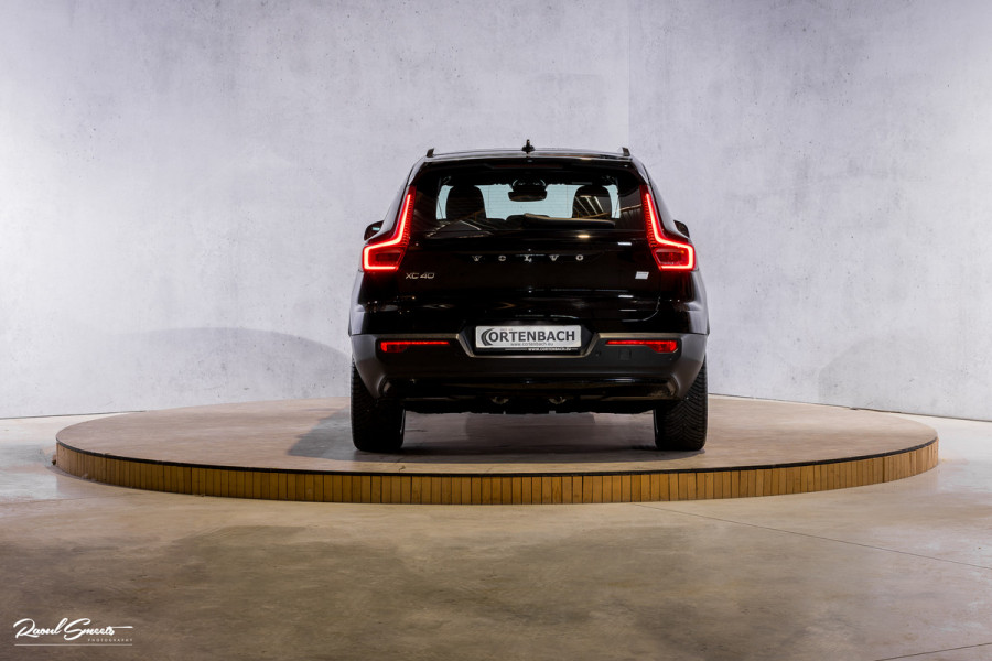 Volvo XC40 Recharge Ultimate 70 kWh | Zwenkbare trekhaak | Panorama dak | Memory | Adaptieve cruise | Blis | Memory |