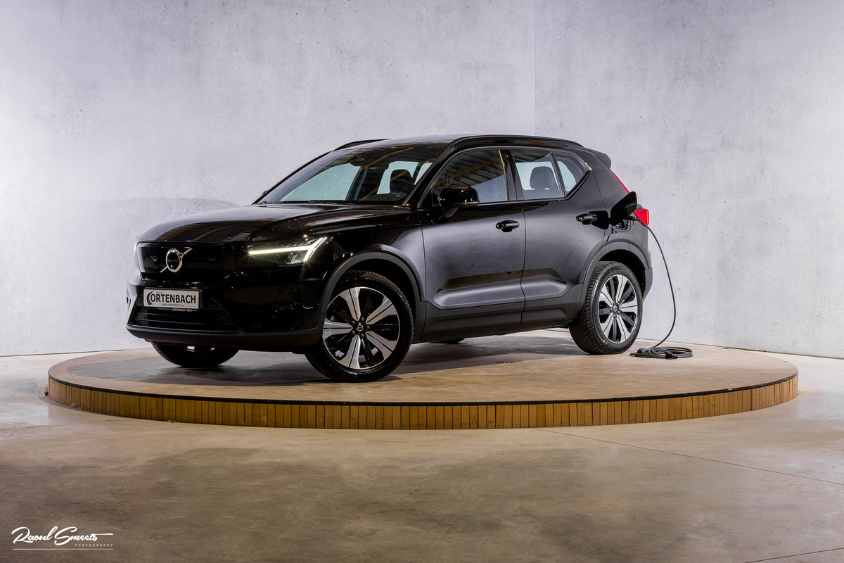 Volvo XC40 Recharge Ultimate 70 kWh | Zwenkbare trekhaak | Panorama dak | Memory | Adaptieve cruise | Blis | Memory |