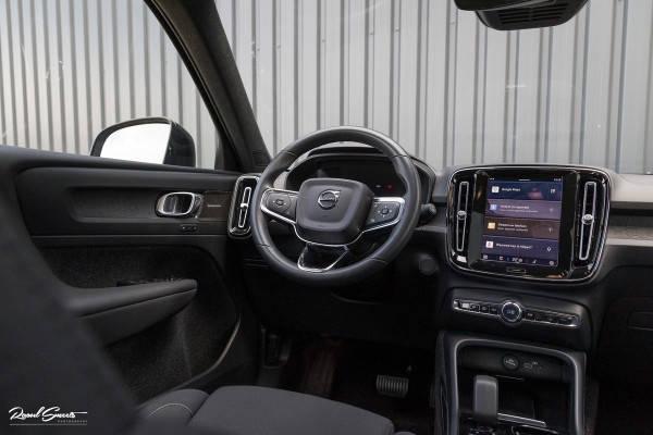 Volvo XC40 Recharge Ultimate 70 kWh | Zwenkbare trekhaak | Panorama dak | Memory | Adaptieve cruise | Blis | Memory |