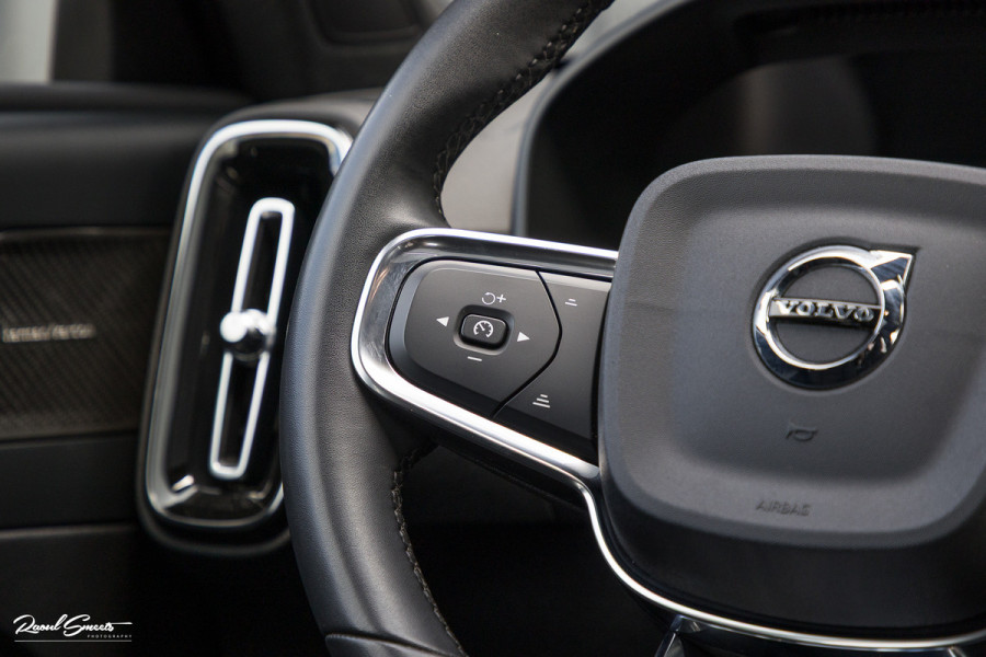 Volvo XC40 Recharge Ultimate 70 kWh | Zwenkbare trekhaak | Panorama dak | Memory | Adaptieve cruise | Blis | Memory |