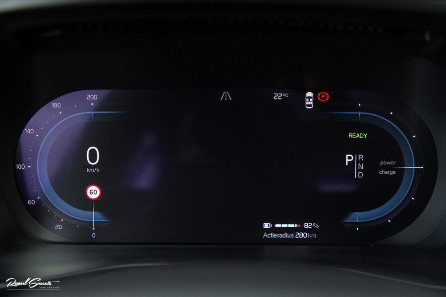 Volvo XC40 Recharge Ultimate 70 kWh | Zwenkbare trekhaak | Panorama dak | Memory | Adaptieve cruise | Blis | Memory |