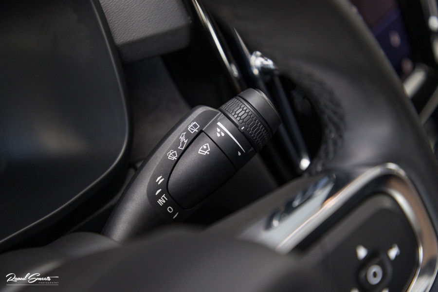 Volvo XC40 Recharge Ultimate 70 kWh | Zwenkbare trekhaak | Panorama dak | Memory | Adaptieve cruise | Blis | Memory |