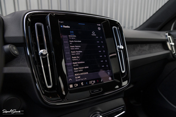 Volvo XC40 Recharge Ultimate 70 kWh | Zwenkbare trekhaak | Panorama dak | Memory | Adaptieve cruise | Blis | Memory |