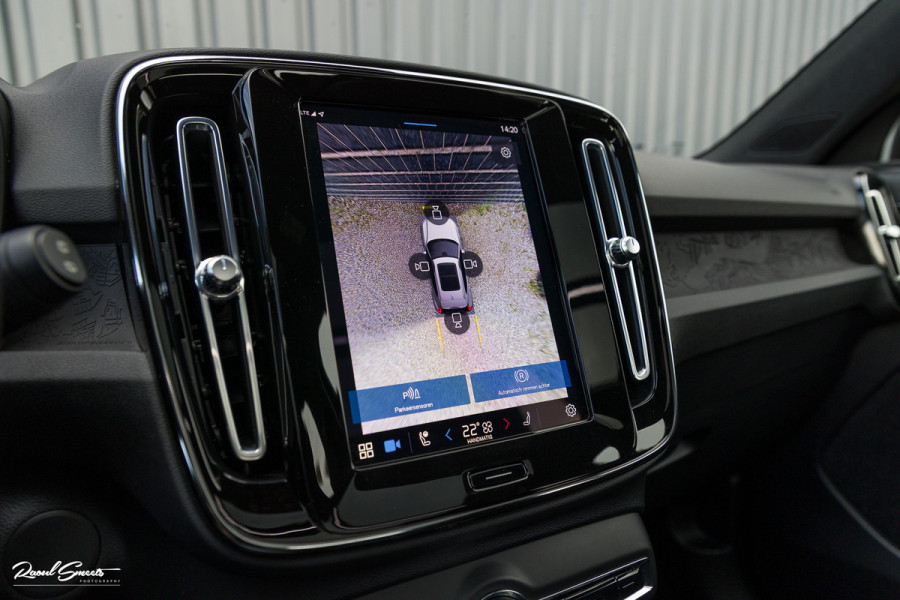 Volvo XC40 Recharge Ultimate 70 kWh | Zwenkbare trekhaak | Panorama dak | Memory | Adaptieve cruise | Blis | Memory |