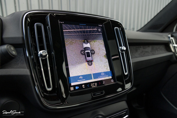 Volvo XC40 Recharge Ultimate 70 kWh | Zwenkbare trekhaak | Panorama dak | Memory | Adaptieve cruise | Blis | Memory |