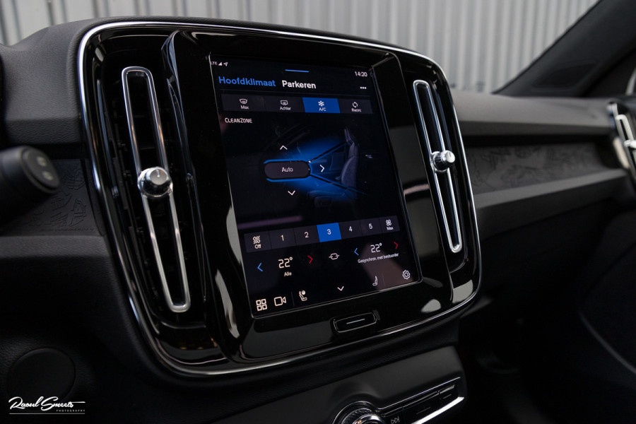 Volvo XC40 Recharge Ultimate 70 kWh | Zwenkbare trekhaak | Panorama dak | Memory | Adaptieve cruise | Blis | Memory |